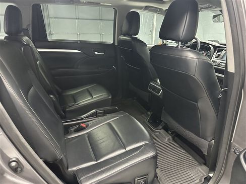 Used 2017 Toyota Highlander XLE AWD/4WD image 7