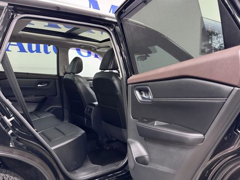 Used 2022 Nissan Rogue SV w/ SV Premium Package image 17