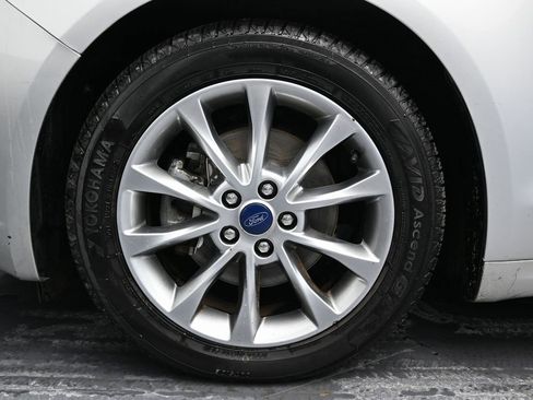 Used 2017 Ford Fusion SE w/ Fusion SE Technology Package image 11