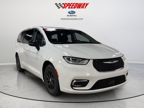 Used 2024 Chrysler Pacifica Touring-L FWD image 2