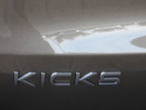 Used 2025 Nissan Kicks SR image 8