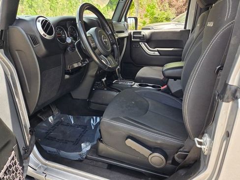 Used 2018 Jeep Wrangler Sahara w/ Connectivity Group AWD/4WD image 10