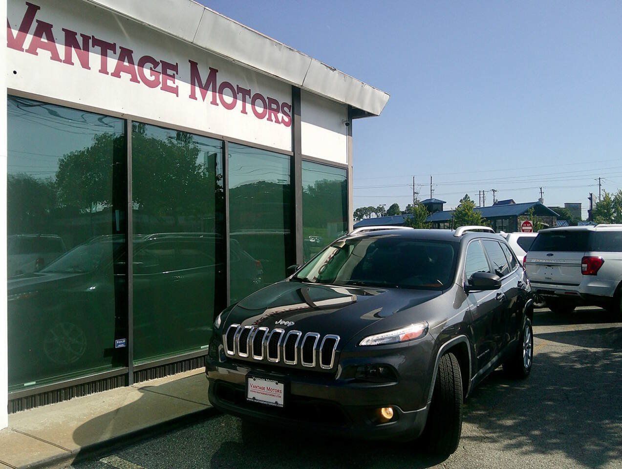 Used 2016 Jeep Cherokee Latitude w/ Cold Weather Group AWD/4WD image 1