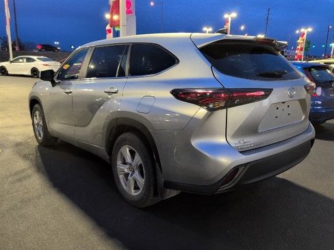 Used 2024 Toyota Highlander LE image 5