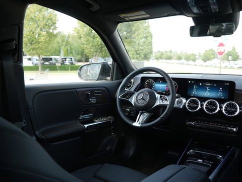 Used 2026 Mercedes-Benz GLB 250 4MATIC image 11