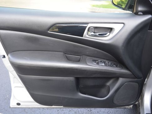 Used 2019 Nissan Pathfinder SV image 9