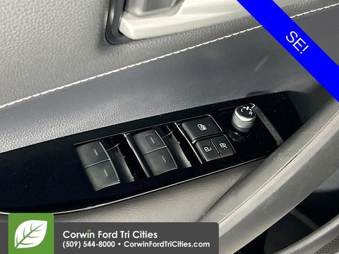 Used 2019 Toyota Corolla SE w/ Carpet Mat Package FWD image 12