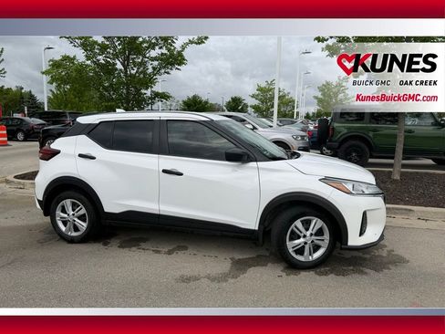 Used 2024 Nissan Kicks S FWD image 3