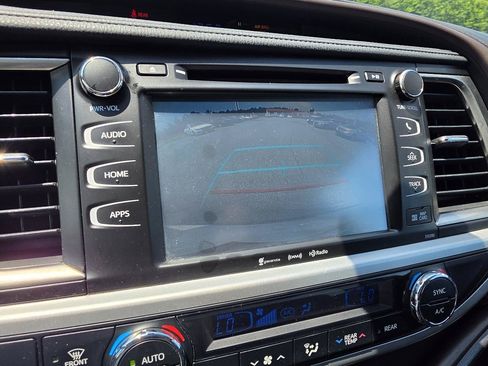 Used 2018 Toyota Highlander XLE FWD image 12