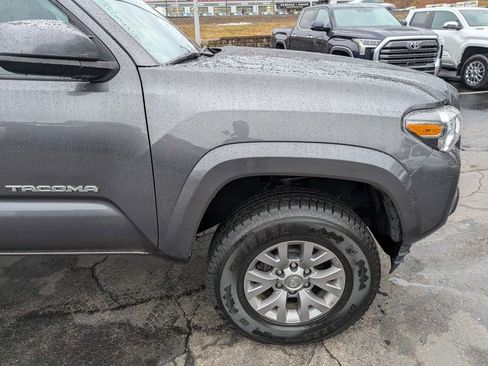 Used 2019 Toyota Tacoma SR5 w/ SR5 Appearance Package (SM) image 11