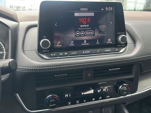 Used 2023 Nissan Rogue SV image 21