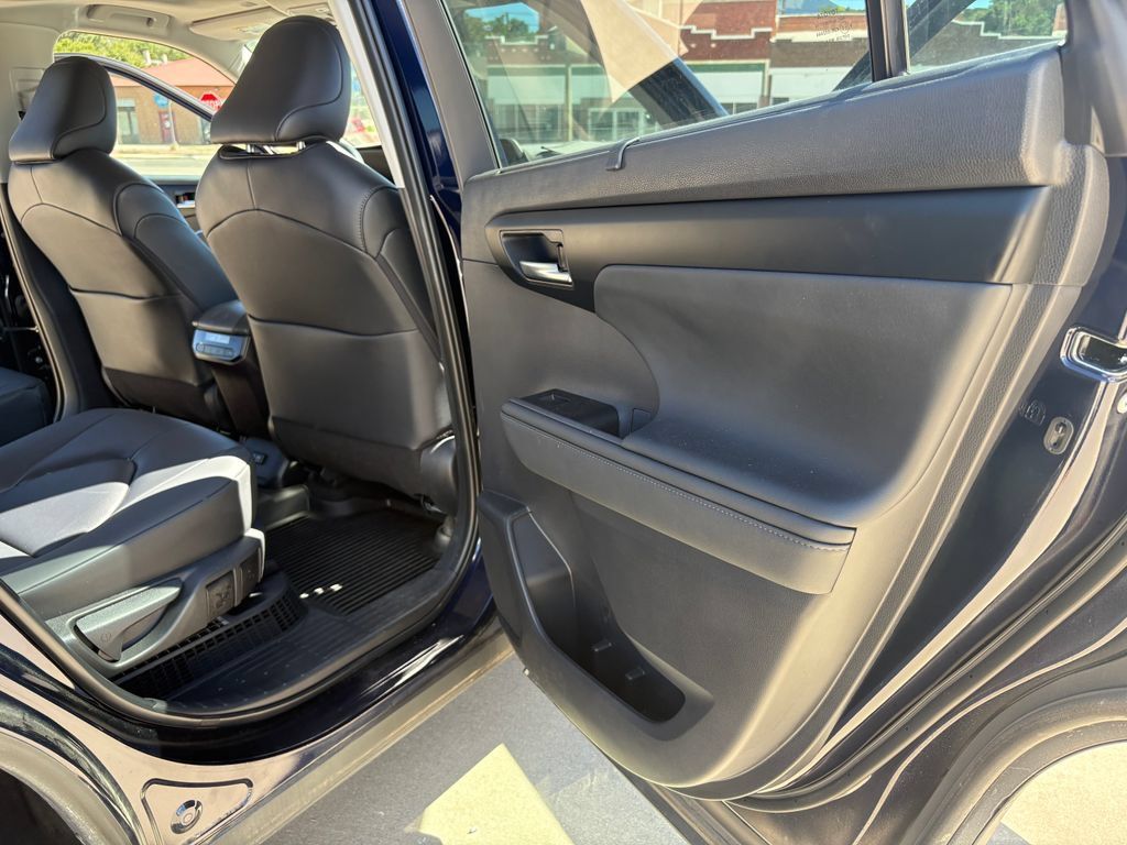 Used 2025 Toyota Highlander XLE AWD/4WD image 10