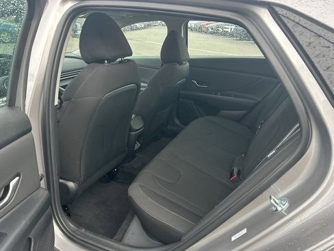 Certified 2025 Hyundai Elantra SEL image 9