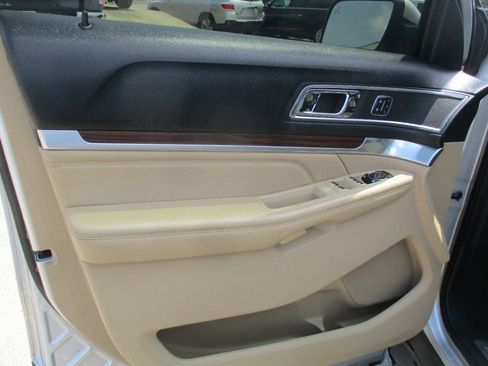 Used 2017 Ford Explorer Limited w/ Equipment Group 301A FWD image 11