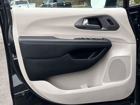 Used 2023 Chrysler Pacifica Touring-L image 21