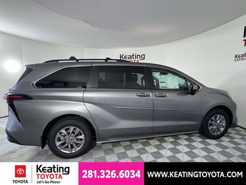 New 2026 Toyota Sienna LE FWD image 4