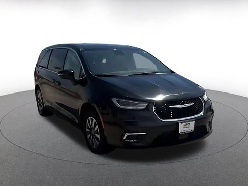 Used 2023 Chrysler Pacifica Touring-L FWD image 3