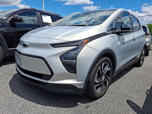 Used 2023 Chevrolet Bolt LT w/ Infotainment Package FWD image 3