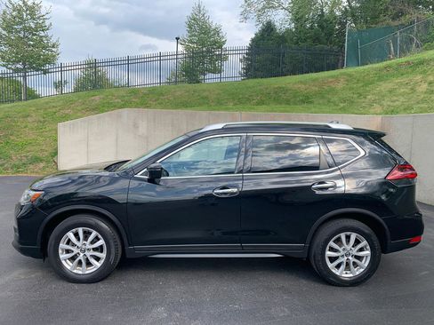 Used 2018 Nissan Rogue SV AWD/4WD image 2