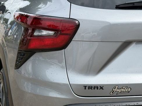 Used 2025 Chevrolet Trax RS w/ Sunroof Package FWD image 7