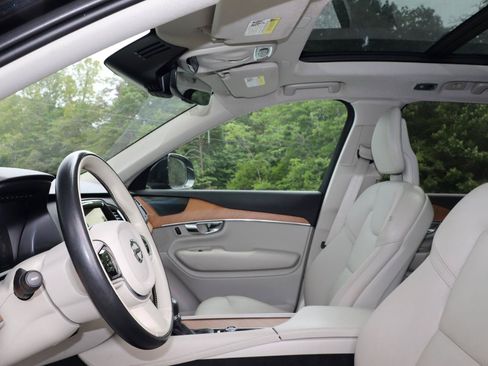 Used 2022 Volvo XC90 T6 Momentum AWD/4WD image 9