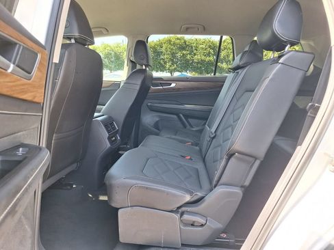 Used 2025 Volkswagen Atlas SE FWD image 11
