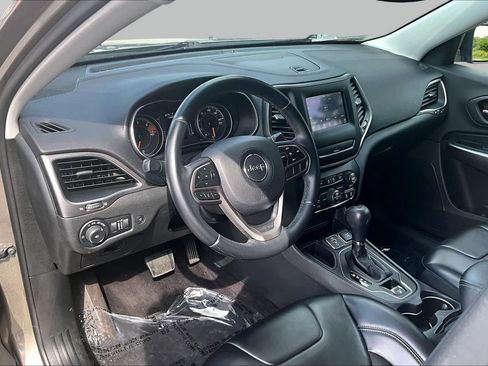 Used 2019 Jeep Cherokee Latitude Plus w/ Comfort/Convenience Group FWD image 17