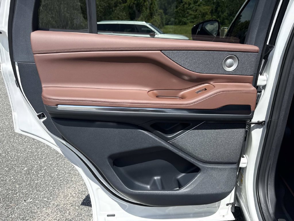 New 2026 Lincoln Navigator Reserve AWD/4WD image 14