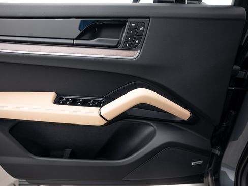 Certified 2026 Porsche Cayenne AWD/4WD image 18