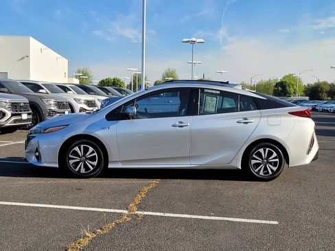 Used 2017 Toyota Prius Prime Advanced w/ Carpet Mat Package FWD image 9
