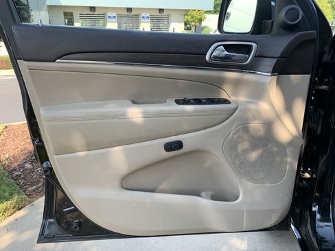 Used 2017 Jeep Grand Cherokee Overland w/ Jeep Active Safety Group AWD/4WD image 14