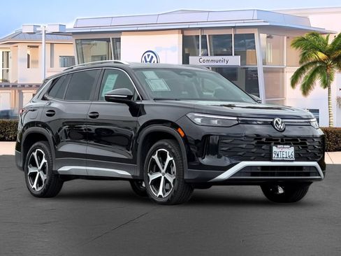 Used 2025 Volkswagen Tiguan SE AWD/4WD image 1