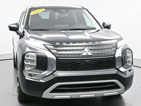 Used 2022 Mitsubishi Outlander SE image 2