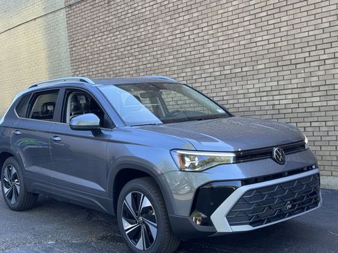 New 2026 Volkswagen Taos SE AWD/4WD image 2