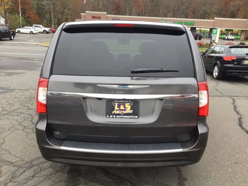 Used 2015 Chrysler Town & Country Touring w/ Driver Convenience Group image 6