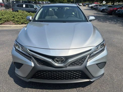 Used 2018 Toyota Camry SE w/ Moonroof Package FWD image 3