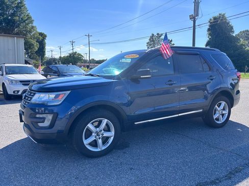 Used 2017 Ford Explorer XLT AWD/4WD image 3