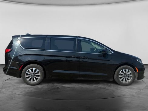 Used 2023 Chrysler Pacifica Touring-L FWD image 11