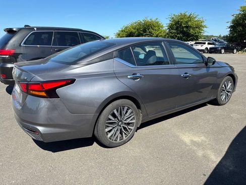 Used 2024 Nissan Altima 2.5 SV FWD image 4