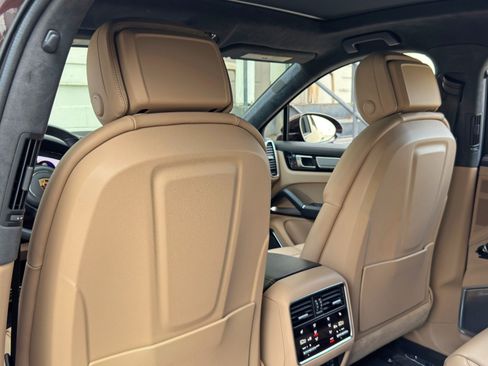 Used 2020 Porsche Cayenne Turbo AWD/4WD image 39
