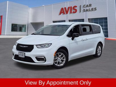 Used 2025 Chrysler Pacifica Select