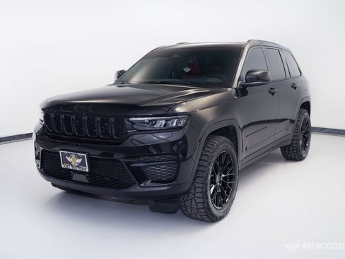Used 2025 Jeep Grand Cherokee Laredo X image 2