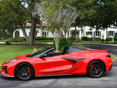 Used 2023 Chevrolet Corvette Z06 w/ Stealth Interior Trim Package RWD image 3