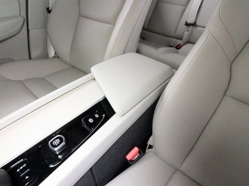 Certified 2025 Volvo XC60 B5 Core w/ Protection Package Premier image 9