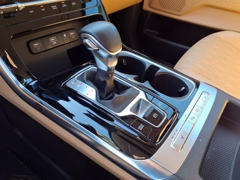 Used 2024 Kia Carnival EX FWD image 20