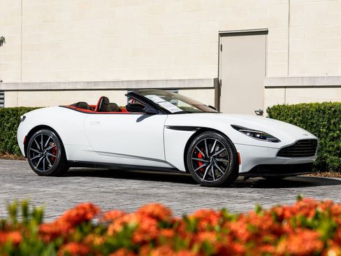 Used 2019 Aston Martin DB11 Volante image 17