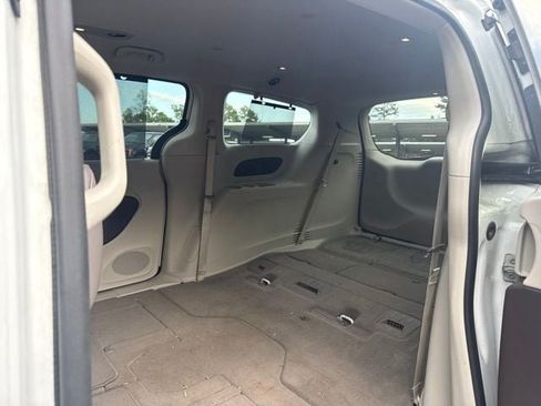Used 2018 Chrysler Pacifica Touring-L FWD image 10