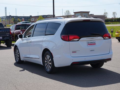Used 2020 Chrysler Pacifica Touring-L Plus w/ Advanced Safetytec Group FWD image 5