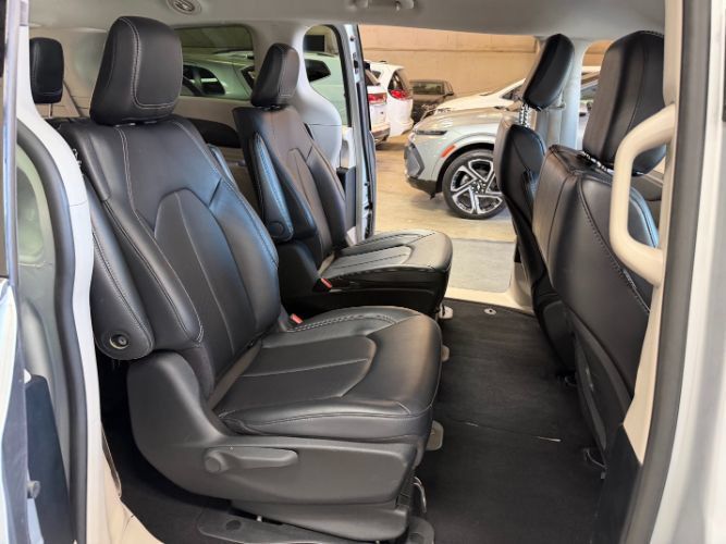 Used 2024 Chrysler Pacifica Limited FWD image 30