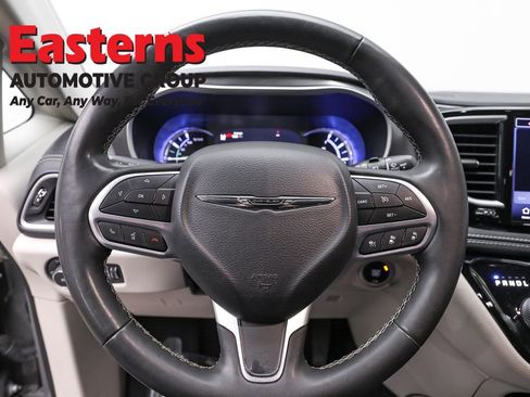 Used 2022 Chrysler Pacifica Touring-L image 10